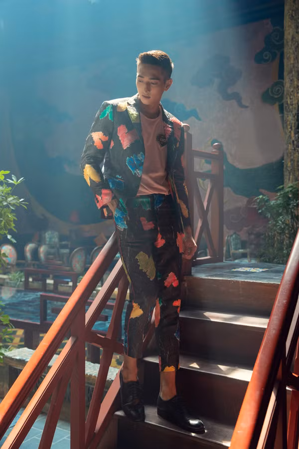  Các thiết kế dành cho phái mạnh cũng được hai nhà thiết kế thổi một làn gió mới thông qua các bộ vest họa tiết sắc màu đầy thanh lịch, nổi bật tô vẽ cho mùa hè thêm rực rỡ.