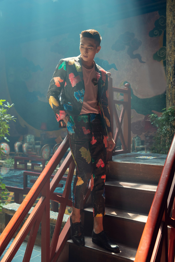  Các thiết kế dành cho phái mạnh cũng được hai nhà thiết kế thổi một làn gió mới thông qua các bộ vest họa tiết sắc màu đầy thanh lịch, nổi bật tô vẽ cho mùa hè thêm rực rỡ.