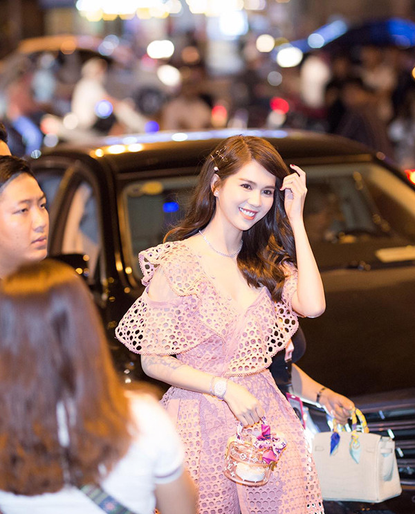  Túi nhựa trong suốt, dáng tròn tựa chiếc cà men của Louis Vuitton được Ngọc Trinh phối cùng váy hồng khi ra mắt phim.