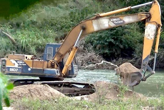 Ngang nhiên dùng xe đào múc cát trái phép ở sông Krông Nô. Ngang nhiên dùng xe đào múc cát trái phép ở sông Krông Nô.