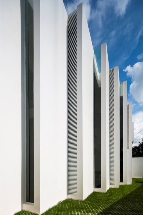 Mặt tiền của ngôi nhà được chia thành 7 bức tường vững chắc kết nối bằng kính, cửa gió để ánh sáng tự nhiên và gió vào nhà càng nhiều càng tốt.