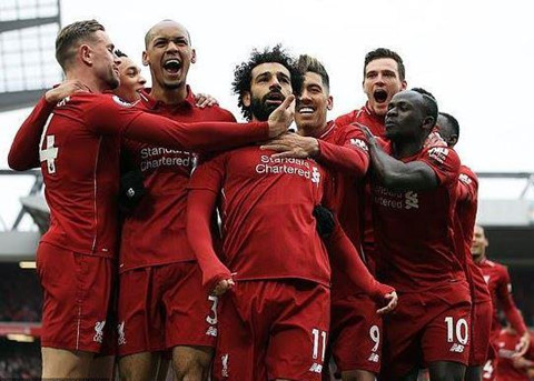 Salah thăng hoa giúp Liverpool đòi lại ngôi đầu từ tay Man City.