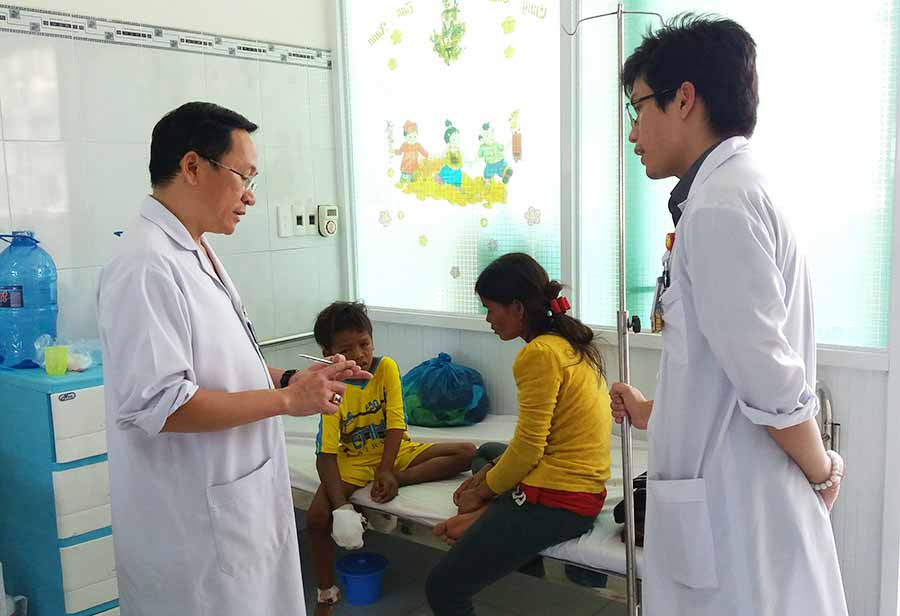 Ngoài chăm sóc về mặt chuyên môn, các bác sĩ còn tìm hiểu hoàn cảnh bệnh nhân để kịp thời trợ giúp. Ảnh: N.N