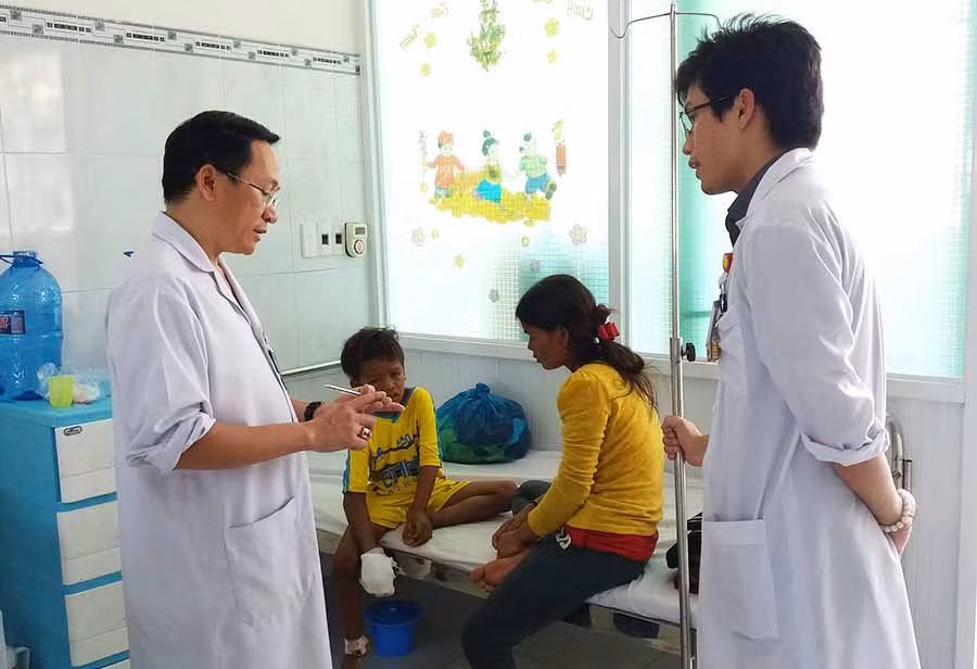 Ngoài chăm sóc về mặt chuyên môn, các bác sĩ còn tìm hiểu hoàn cảnh bệnh nhân để kịp thời trợ giúp. Ảnh: N.N