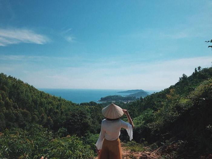 Lòng suối có rất nhiều phiến đá với đủ hình thù, nhỏ, chen nhau đứng, ngồi. Lòng suối có rất nhiều phiến đá với đủ hình thù, nhỏ, chen nhau đứng, ngồi.