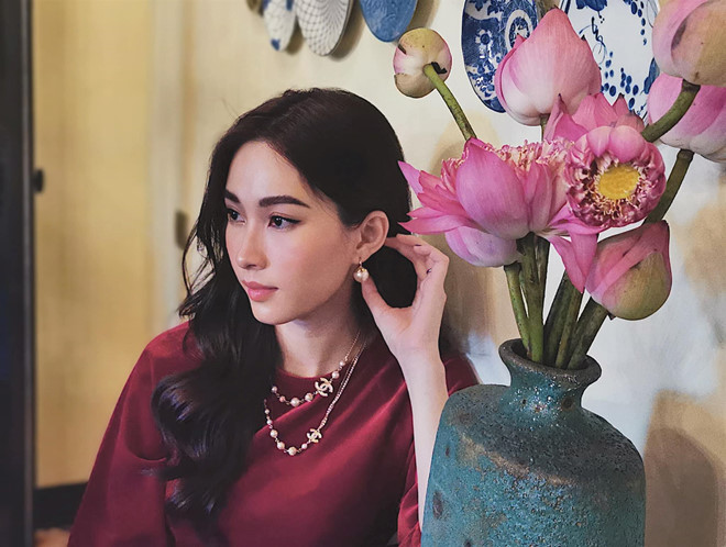 Trong bộ ảnh này, các đường nét trên khuôn mặt hoa hậu cũng trở nên sắc hơn do cách kẻ lông mày đậm và dài. Từ góc chụp này, gương mặt cô trông rất khác biệt. Trong bộ ảnh này, các đường nét trên khuôn mặt hoa hậu cũng trở nên sắc hơn do cách kẻ lông mày đậm và dài. Từ góc chụp này, gương mặt cô trông rất khác biệt.