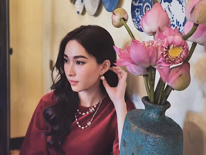 Trong bộ ảnh này, các đường nét trên khuôn mặt hoa hậu cũng trở nên sắc hơn do cách kẻ lông mày đậm và dài. Từ góc chụp này, gương mặt cô trông rất khác biệt.