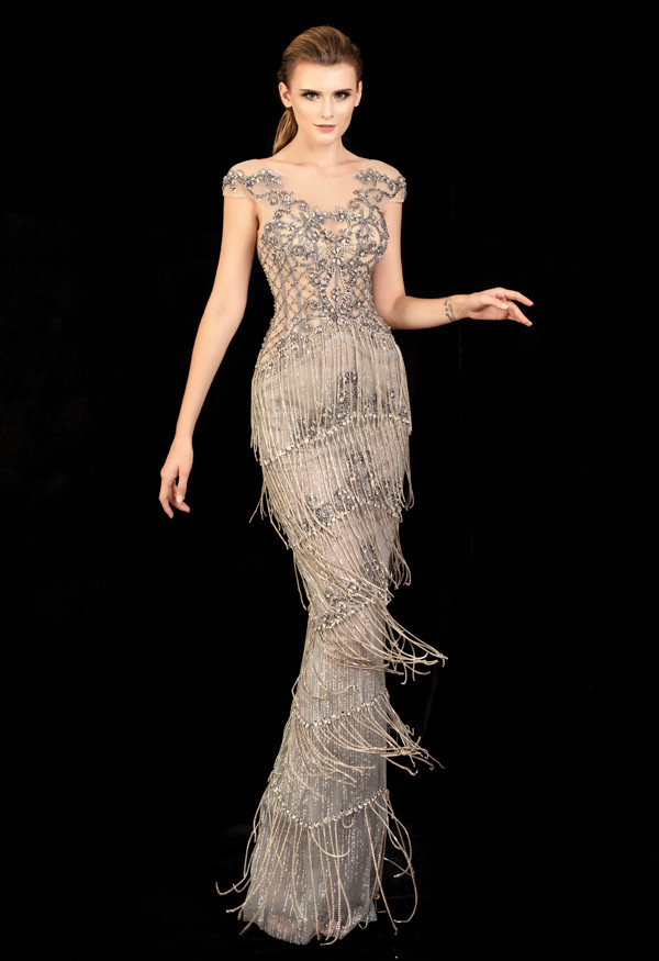  Ngoài họa tiết, kiểu dáng cũng là một điểm nhấn ở bộ sưu tập này với những biến đổi linh hoạt. Những chiếc đầm đuôi cá cúp ngực tôn lên bờ vai trần nuột nà, phom dáng ôm sát giúp người mặc khai thác trọn vẹn đường cong gợi cảm.