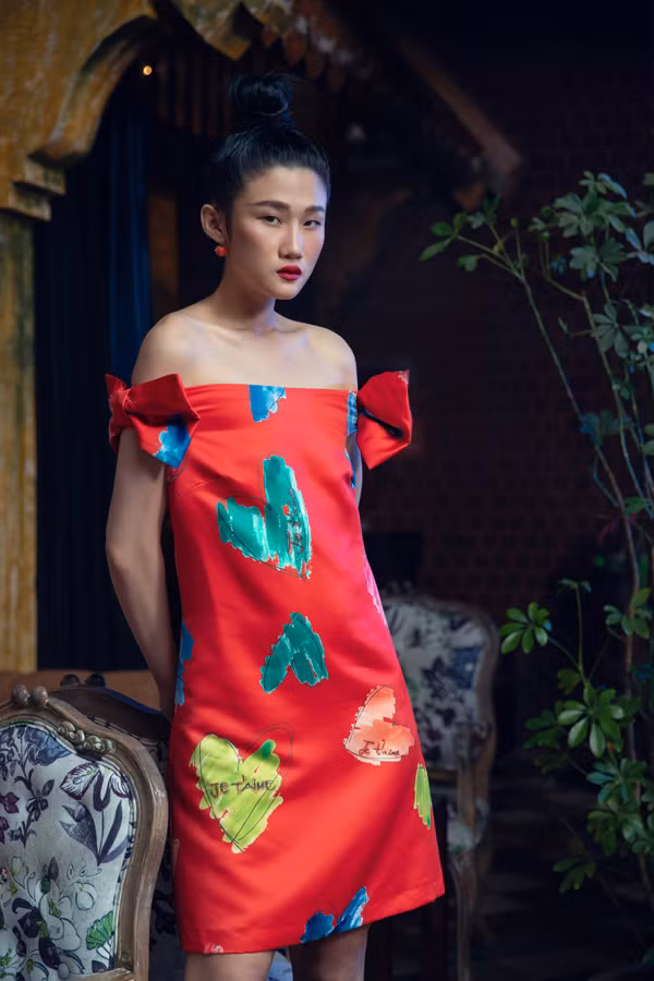  Sau thời gian dành cho gia đình và đi du lịch ở Mỹ, Kha Mỹ Vân quay trở lại với sàn diễn và chụp ảnh thời trang. Ở bộ ảnh mới thực hiện, á quân Vietnam's Next Top Model 2012 thể hiện sự ăn ý cùng Kim Nhung và Long Lê.