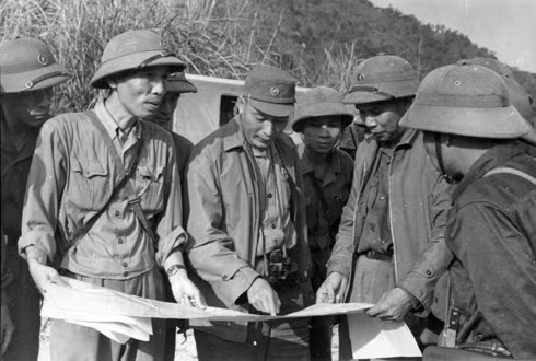  Tướng Đồng Sỹ Nguyên (giữa) nghe báo cáo về tình hình xăng dầu và vận tải khu vực 471 (ảnh chụp năm 1971).