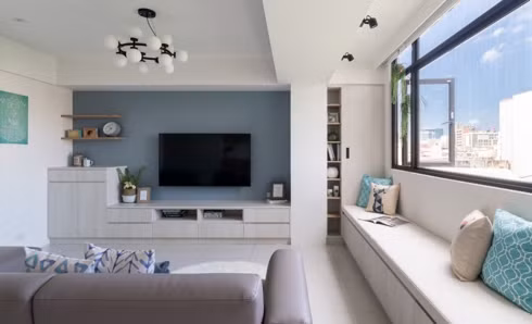  Một chiếc ghế sofa dài đặt cạnh cửa sổ để các thành viên không bỏ lỡ những khoảnh khắc đẹp nhất trong ngày.