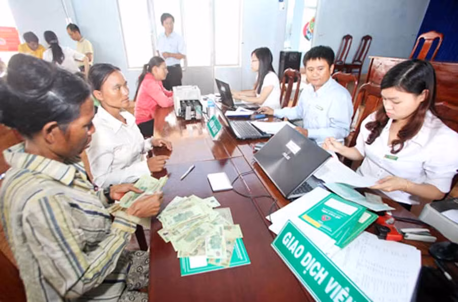 Phòng Giao dịch Ngân hàng Chính sách Xã hội huyện Chư Pưh giải ngân cho vay tại điểm giao dịch xã Ia Hla. Ảnh: K.N.B