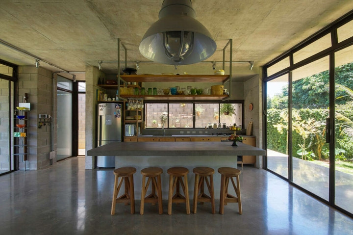 Bếp nấu thoáng đãng nhờ sự đơn giản của nội thất và các kệ treo gắn vào tường.