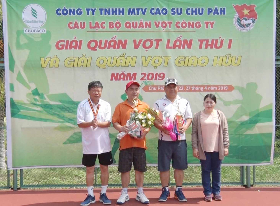 Ông Phạm Đình Luyến trao giải nhất giao hữu cho cặp đôi Nguyễn Đức Hoàng và Rơ Lan Chung. Hà Đức Thành