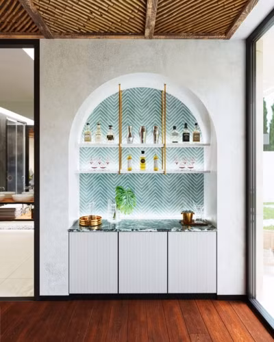 Quầy bar đặt ngay trong phòng khách với đầy đủ các loại rượu đắt tiền.