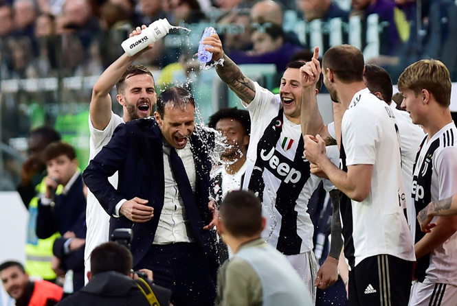 Các cầu thủ Juventus ăn mừng chức vô địch Serie A thứ 8 liên tiếp