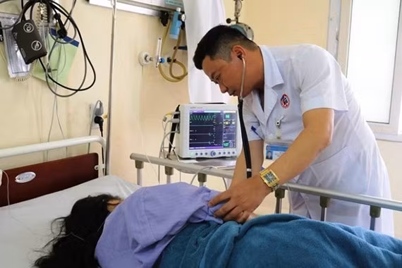 Bác sĩ Bệnh viện Việt Nam - Thụy Điển Uông Bí kiểm tra sức khỏe nữ bệnh nhân ngộ độc trứng kiến