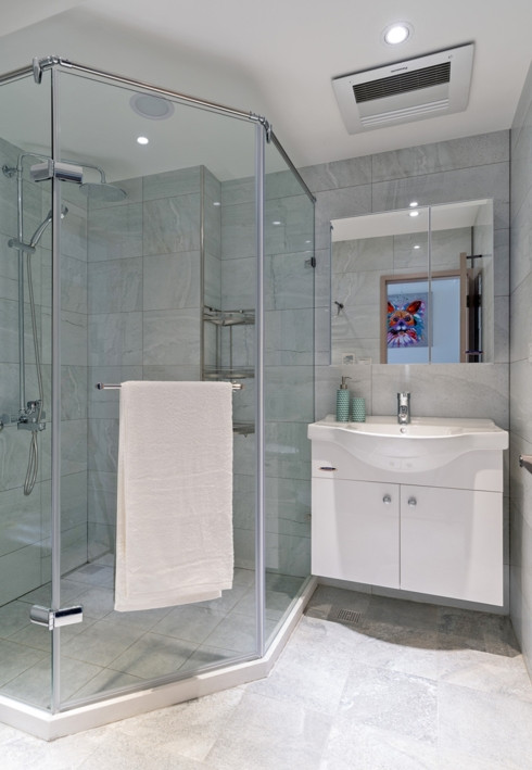 Bức tường kính ngăn khu vực ướt và khô trong phòng tắm giúp căn phòng trông rộng rãi hơn.