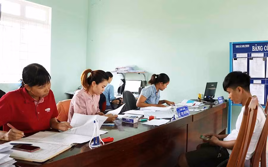  Người dân đến giải quyết TTHC tại bộ phận một cửa của UBND xã Yang Trung. Ảnh: P.N