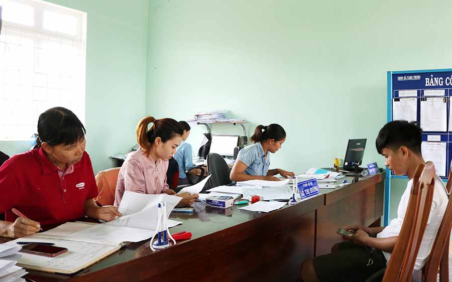  Người dân đến giải quyết TTHC tại bộ phận một cửa của UBND xã Yang Trung. Ảnh: P.N