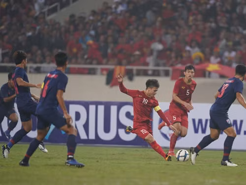 Quang Hải (áo đỏ) cùng đồng đội đã khiến U.23 Thái Lan trải qua "ngày ác mộng" ở trận cuối bảng K vòng loại Giải U.23 châu Á 2020 Quang Hải (áo đỏ) cùng đồng đội đã khiến U.23 Thái Lan trải qua