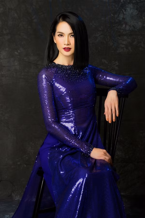 Chất liệu bắt sáng cũng là lựa chọn táo bạo để phái đẹp khẳng định dấu ấn cá nhân dù khoác trên mình trang phục truyền thống.