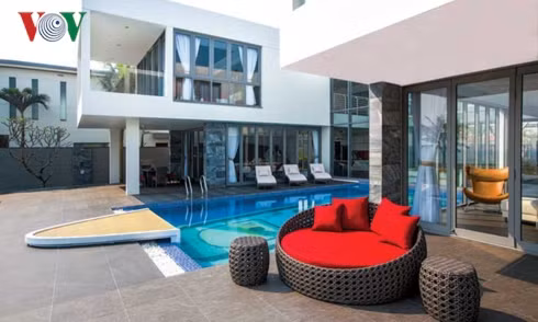 Phần giữa hai khối nhô ra phía trước là một bể bơi. Ở đầu bể hướng ra bên ngoài được thiết kế sàn tắm nắng như một mũi tàu.