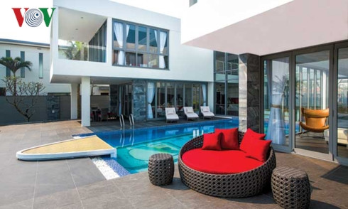 Phần giữa hai khối nhô ra phía trước là một bể bơi. Ở đầu bể hướng ra bên ngoài được thiết kế sàn tắm nắng như một mũi tàu. Phần giữa hai khối nhô ra phía trước là một bể bơi. Ở đầu bể hướng ra bên ngoài được thiết kế sàn tắm nắng như một mũi tàu.