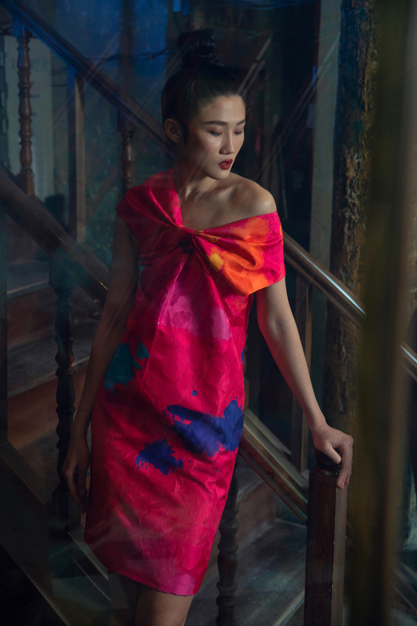  Những tông màu kích thích thị giác cao, đồng điệu cùng trào lưu thịnh hành mùa hè 2019 cũng được hai nhà mốt Việt áp dụng một cách khéo léo.