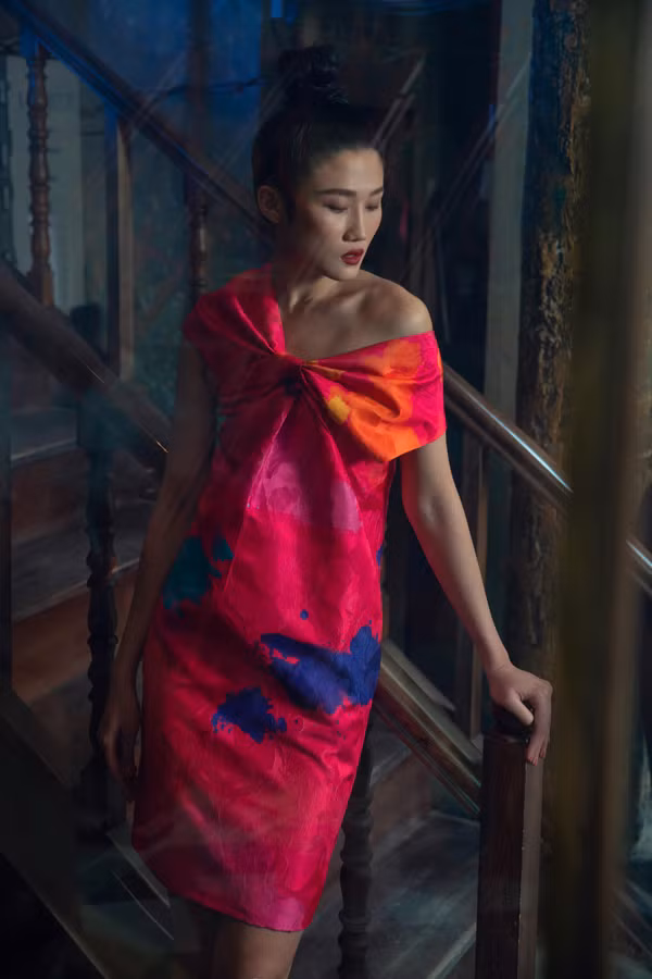  Những tông màu kích thích thị giác cao, đồng điệu cùng trào lưu thịnh hành mùa hè 2019 cũng được hai nhà mốt Việt áp dụng một cách khéo léo.