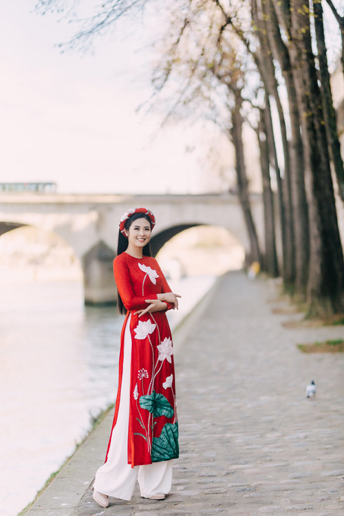 Thiết kế cổ tròn không gò bó, giúp nàng cảm thấy dễ chịu khi diện. Thiết kế cổ tròn không gò bó, giúp nàng cảm thấy dễ chịu khi diện.