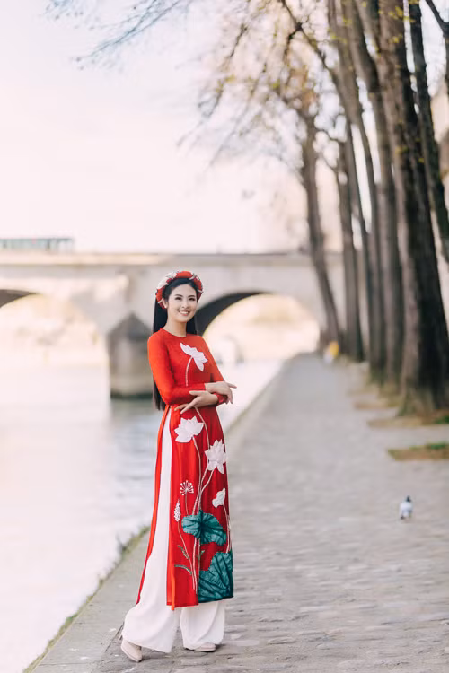 Thiết kế cổ tròn không gò bó, giúp nàng cảm thấy dễ chịu khi diện.