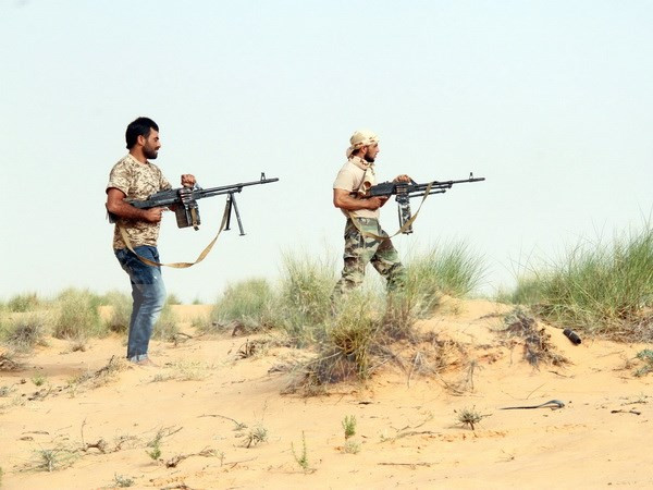 Các tay súng thuộc lực lượng Bình minh Libya giao tranh với binh sĩ Chính phủ tại Sabratha ngày 25-5.