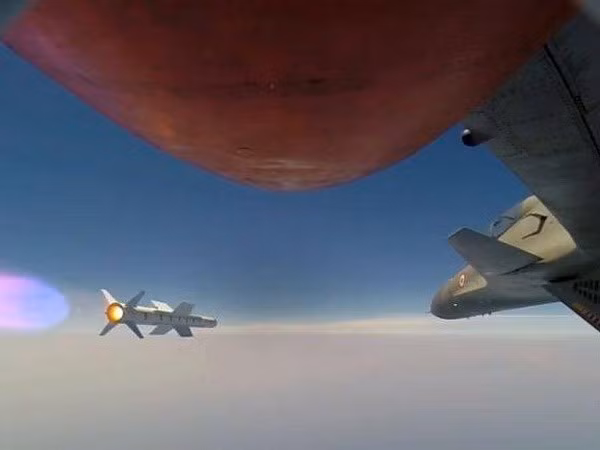 Phóng tên lửa Astra từ máy bay Su-30 MKI (nguồn: The Hindu)