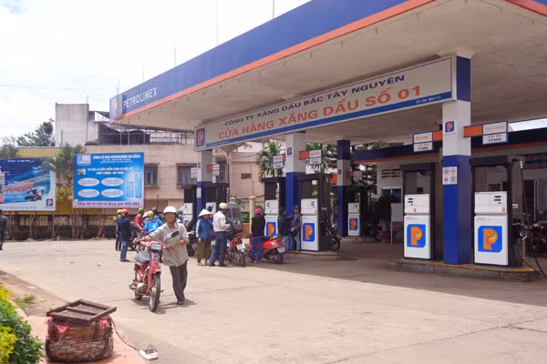 Kể từ 21 giờ ngày 5-5, giá xăng được điều chỉnh tăng 1.950 đồng/lít