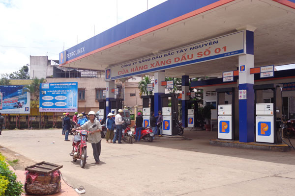 Kể từ 21 giờ ngày 5-5, giá xăng được điều chỉnh tăng 1.950 đồng/lít