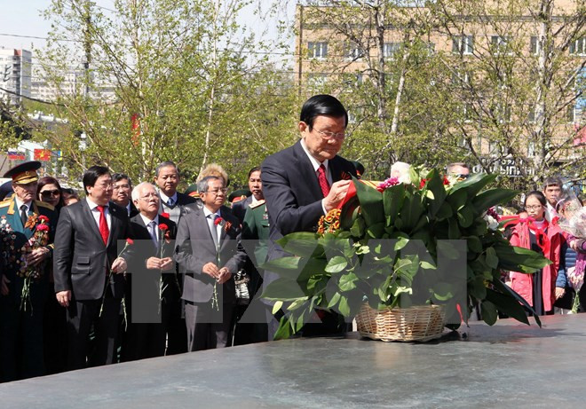 Chủ tịch nước Trương Tấn Sang đặt lẵng hoa tại Tượng đài Chủ tịch Hồ Chí Minh