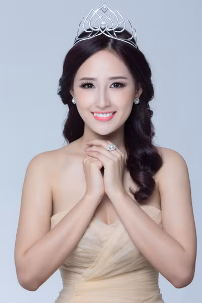 Chiếc vương miện mới được thiết kế phỏng theo vương miện nguyên bản mà Ban tổ chức cuộc thi Hoa hậu 2006 trao cho Mai Phương Thuý. Song lần này nghệ nhân quốc gia Hồ Thanh Tuấn đã lược giản chi tiết và tạo điểm nhấn là viên ngọc trai màu trắng tinh khôi ở chính giữa giúp tôn lên vẻ đẹp lộng lẫy và tinh tế của Hoa hậu.