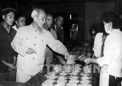 Chủ tịch Hồ Chí Minh thăm nhà ăn tập thể của công nhân nhà máy cao su, xà phòng, thuốc lá Hà Nội tháng 1-1961. Ảnh tư liệu Chủ tịch Hồ Chí Minh thăm nhà ăn tập thể của công nhân nhà máy cao su, xà phòng, thuốc lá Hà Nội tháng 1-1961. Ảnh tư liệu