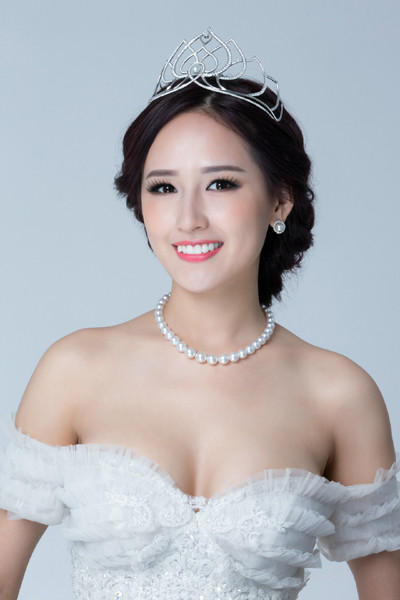 Trong một chiếc đầm khác cô khéo léo tô điểm cho chiếc cổ ngần bằng chuỗi ngọc trai sang trọng. Trong một chiếc đầm khác cô khéo léo tô điểm cho chiếc cổ ngần bằng chuỗi ngọc trai sang trọng.