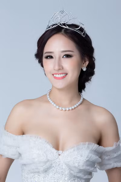 Trong một chiếc đầm khác cô khéo léo tô điểm cho chiếc cổ ngần bằng chuỗi ngọc trai sang trọng.