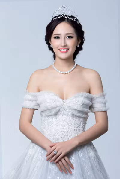 Trang điểm tự nhiên, nụ cười ngọt ngào, ánh mắt trong veo, mái tóc uốn nhẹ và được tô điểm bởi chiếc vương miện ngọc trai đã tạo nên một thiên thần Mai Phương Thúy.