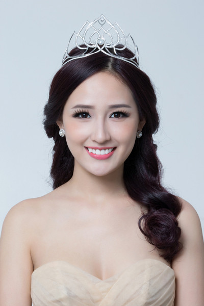 “Thời gian là kẻ thù của phụ nữ” nhưng dường như điều ấy không đúng với nàng Hoa hậu xinh đẹp này. Cô vẫn giữ được vẻ đẹp như thủa trăng tròn. “Thời gian là kẻ thù của phụ nữ” nhưng dường như điều ấy không đúng với nàng Hoa hậu xinh đẹp này. Cô vẫn giữ được vẻ đẹp như thủa trăng tròn.