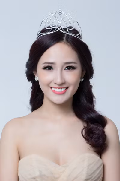 “Thời gian là kẻ thù của phụ nữ” nhưng dường như điều ấy không đúng với nàng Hoa hậu xinh đẹp này. Cô vẫn giữ được vẻ đẹp như thủa trăng tròn.