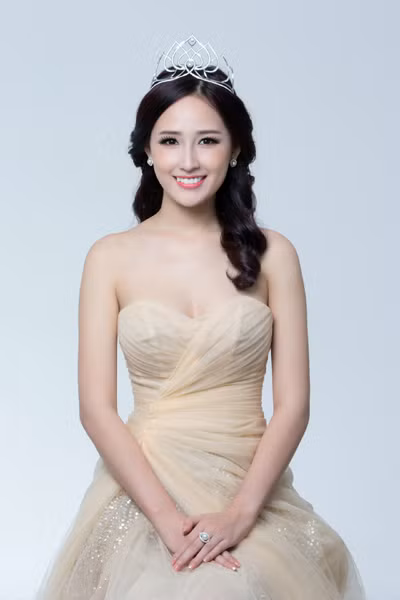 Sau gần 10 năm được vinh dự đội chiếc vương miện Hoa hậu Việt Nam vào năm 2006, nay bất ngờ Mai Phương Thúy xuất hiện với chiếc vương miện mới có đính viên ngọc trai xinh xắn.