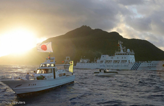 Tàu Trung Quốc và tàu Nhật đối đầu ở gần quần đảo Senkaku/Điếu Ngư - Ảnh: Reuters Tàu Trung Quốc và tàu Nhật đối đầu ở gần quần đảo Senkaku/Điếu Ngư - Ảnh: Reuters