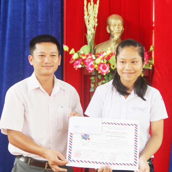 Rcom H’Tuyết (phải) nhận giải thưởng của cuộc thi viết thư UPU. 