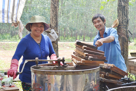 Niềm vui mùa ong thắng lợi. Ảnh: L.H Niềm vui mùa ong thằng lợi. Ảnh: L.H