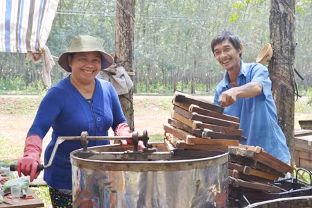 Niềm vui mùa ong thằng lợi. Ảnh: L.H