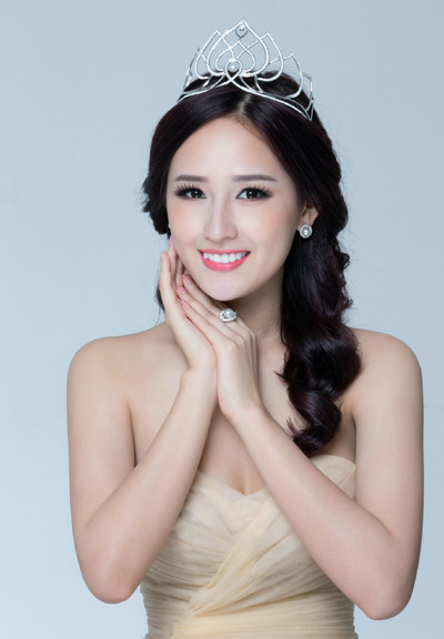 Ý tưởng ghi lại những khoảnh khắc tuyệt đẹp này được Hoa hậu bật ra khi cô nhận được món quà đặc biệt là chiếc vương miện mới của cô từ người anh thân thiết, nghệ nhân Hồ Thanh Tuấn-ông chủ thương hiệu Ngọc trai Hoàng Gia. Ý tưởng ghi lại những khoảnh khắc tuyệt đẹp này được Hoa hậu bật ra khi cô nhận được món quà đặc biệt là chiếc vương miện mới của cô từ người anh thân thiết, nghệ nhân Hồ Thanh Tuấn-ông chủ thương hiệu Ngọc trai Hoàng Gia.